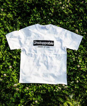 언스탑퍼블 박스로고 반팔티 화이트블랙 (UNSTOPPABLE box logo T-shirt)