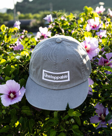 언스탑퍼블 박스로고 평챙 플랫캡 애쉬그레이 (UNSTOPPABLE box logo flat cap)