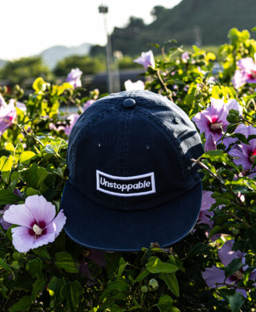 언스탑퍼블 박스로고 평챙 플랫캡 시크네이비 (UNSTOPPABLE box logo flat cap)