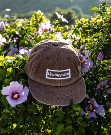 언스탑퍼블 박스로고 평챙 플랫캡 엔틱브라운 (UNSTOPPABLE box logo flat cap)