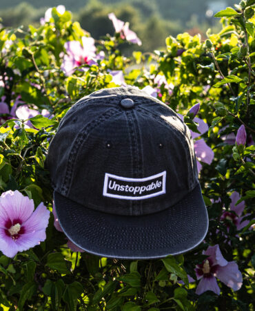 언스탑퍼블 박스로고 평챙 플랫캡 스모크블랙 (UNSTOPPABLE box logo flat cap)