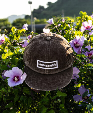 언스탑퍼블 박스로고 평챙 플랫캡 엣지브라운 (UNSTOPPABLE box logo flat cap)