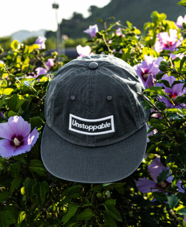 언스탑퍼블 박스로고 평챙 플랫캡 잉크차콜 (UNSTOPPABLE box logo flat cap)