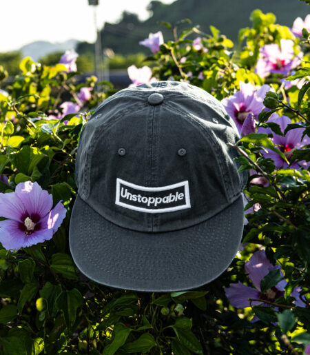 언스탑퍼블 박스로고 평챙 플랫캡 잉크차콜 (UNSTOPPABLE box logo flat cap)