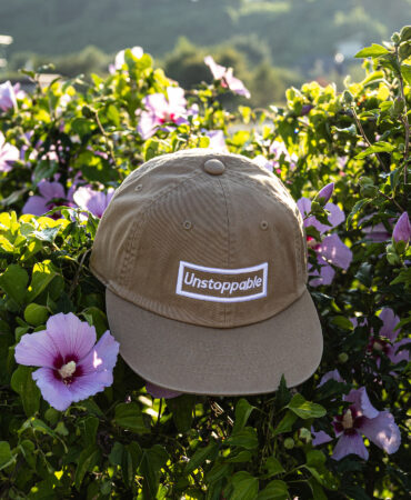 언스탑퍼블 박스로고 평챙 플랫캡 샌드베이지 (UNSTOPPABLE box logo flat cap)