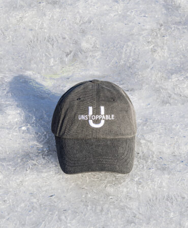 U 시그니처 로고 볼캡 피그먼트 차콜 (U signature logo ballcap)