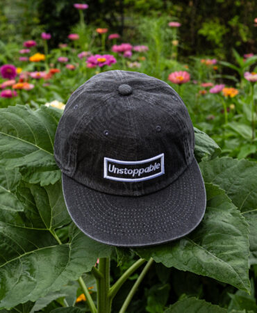 언스탑퍼블 박스로고 평챙 플랫캡 엣지차콜 (UNSTOPPABLE box logo flat cap)