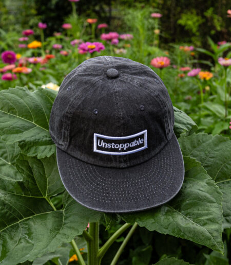 언스탑퍼블 박스로고 평챙 플랫캡 엣지차콜 (UNSTOPPABLE box logo flat cap)