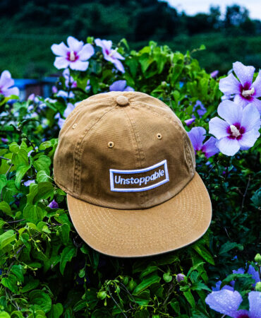 언스탑퍼블 박스로고 플랫캡 평챙 캐러멜 (UNSTOPPABLE box logo flat cap)